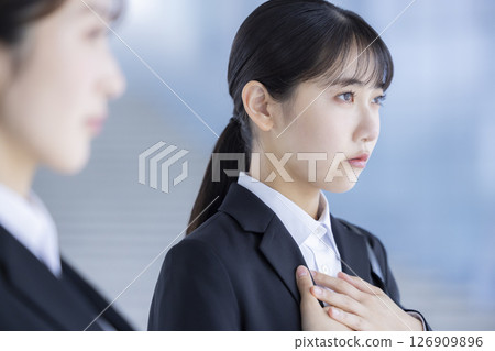 手放在胸前緊張的求職女性 126909896