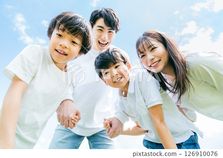 一家人在藍天下凝望 一家人在藍天下凝望 126910076