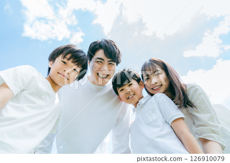 A family peeking under the blue sky 126910079