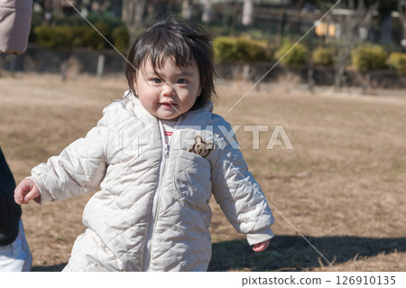[一名一歲兒童和他的母親在相模原市麻溝公園的草地上玩耍] 126910135