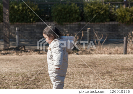 [一歲兒童在相模原市立麻溝公園的草地上玩耍] 126910136