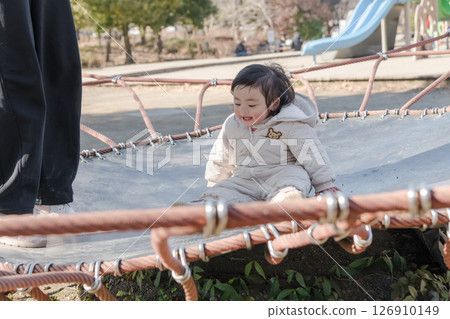 [相模原市麻溝公園兒童遊樂場，一歲小孩和媽媽在彈跳床上玩耍] 126910149