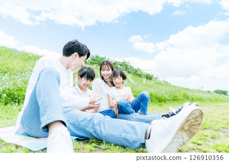 藍天下玩耍的家庭 藍天下玩耍的家庭 126910356