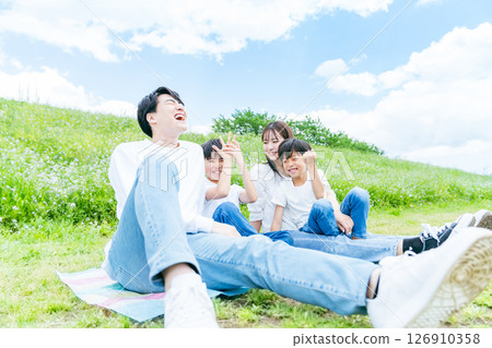 藍天下玩耍的家庭 藍天下玩耍的家庭 126910358