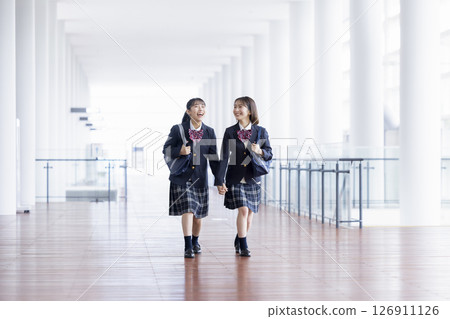 一名高中女生開心地走在走廊上 126911126