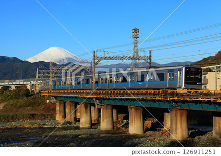 3000 型列車穿越川音川,背景為富士山 3000 型列車穿越川音川,背景為富士山 126911251