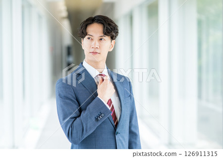站在走道上的商人。 126911315