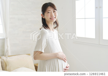 孕婦肖像在家中看著相機 126911461