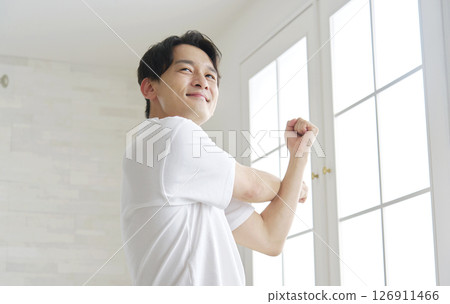 男人在家伸展雙臂 126911466