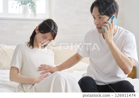 Pregnant woman in labor 126911474