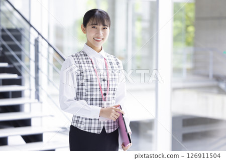 穿著醫務人員制服的女人的畫像 126911504