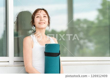 健康的女人拿著瑜珈墊（運動、健身、美容） 126912409