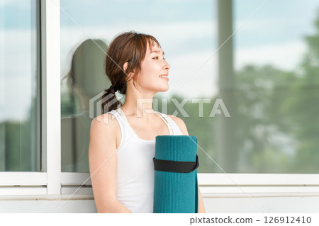 健康的女人拿著瑜珈墊(運動、健身、美容) 健康的女人拿著瑜珈墊(運動、健身、美容) 126912410