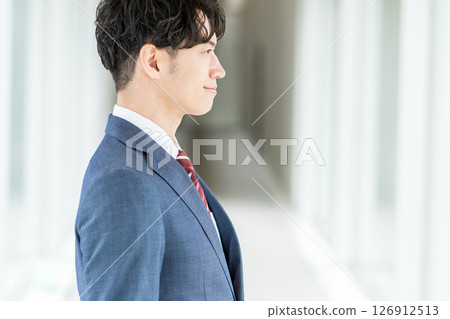 站在走道上的商人。 126912513