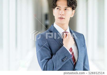 站在走道上的商人。 126912514