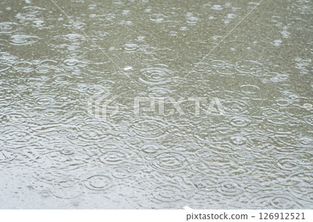 雨水造成的水坑圖（庫存照片） 126912521