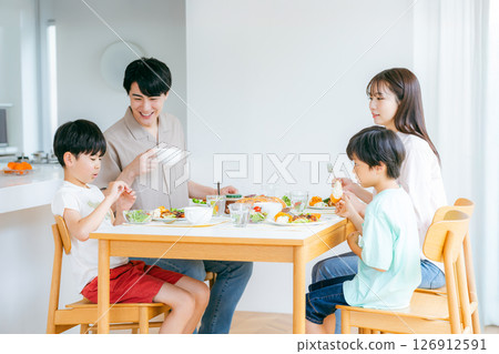 家庭在餐廳用餐 126912591
