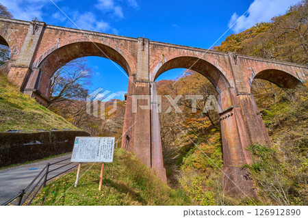 群馬縣安中市眼鏡橋（臼井三橋）的秋天 126912890