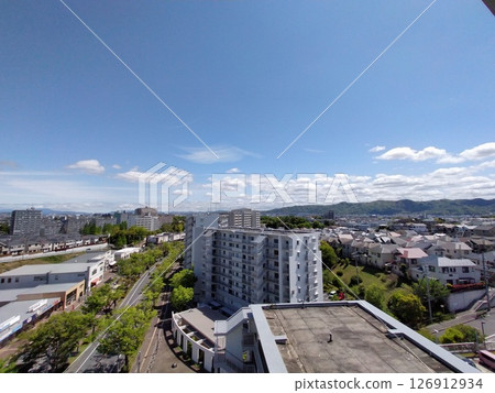The streets of Korigaoka, Hirakata City under the blue sky 126912934