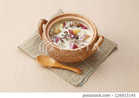 地瓜蘑菇豆漿奶油湯(日式陶罐烹調的溫暖家常菜) 地瓜蘑菇豆漿奶油湯(日式陶罐烹調的溫暖家常菜) 126913145