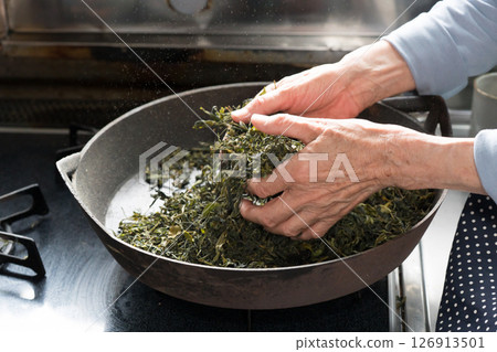 在罐的資深婦女乾燥茶葉 在罐的資深婦女乾燥茶葉 126913501
