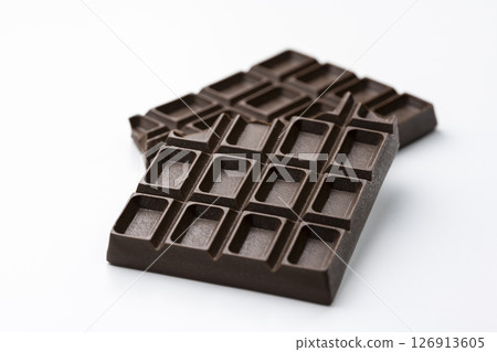 白色背景上排列的碎巧克力棒 126913605