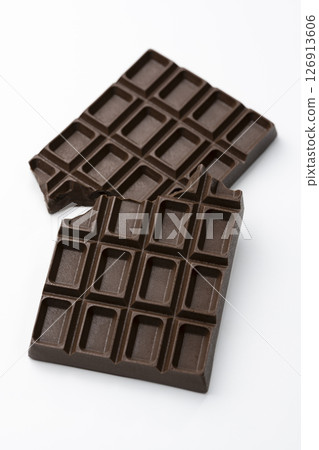 Broken chocolate bars lined up on a white background 126913606