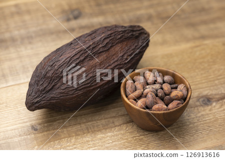 木桌上的可可豆莢和烤可可豆 木桌上的可可豆莢和烤可可豆 126913616
