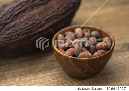 木桌上的可可豆莢和烤可可豆 木桌上的可可豆莢和烤可可豆 126913617