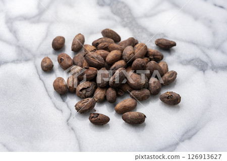 Close-up of roasted cocoa beans, the raw material for making chocolate 126913627