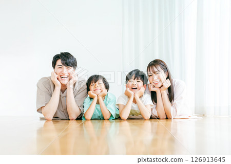 一個家庭在客廳放鬆 一個家庭在客廳放鬆 126913645