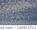 鱗狀雲彩和藍天 126913711