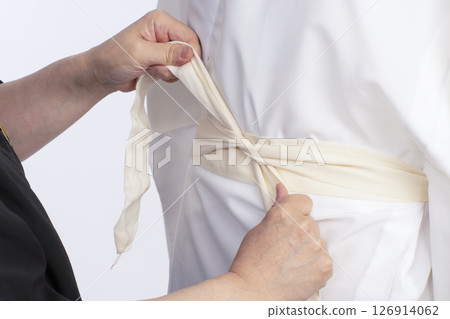 Steps for putting on a men's crested hakama: How to put on a men's hakama using a torso 126914062