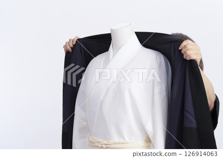 Steps for putting on a men's crested hakama: How to put on a men's hakama using a torso Steps for putting on a men's crested hakama: How to put on a men's hakama using a torso 126914063