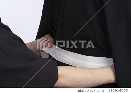 Steps for putting on a men's crested hakama: How to put on a men's hakama using a torso 126914065