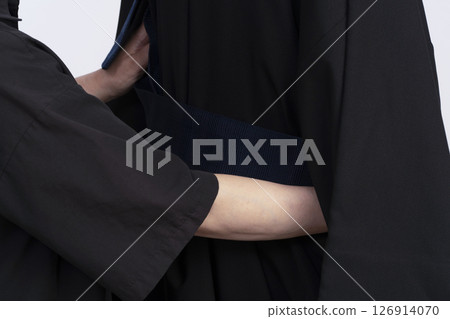 Steps for putting on a men's crested hakama: How to put on a men's hakama using a torso Steps for putting on a men's crested hakama: How to put on a men's hakama using a torso 126914070