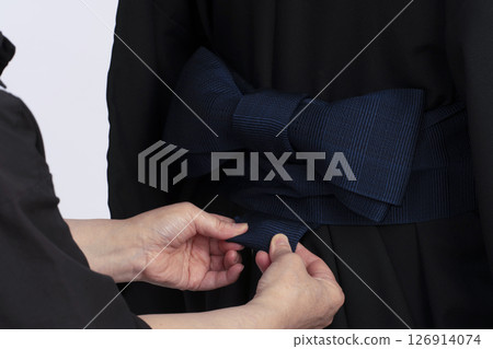 Steps for putting on a men's crested hakama: How to put on a men's hakama using a torso Steps for putting on a men's crested hakama: How to put on a men's hakama using a torso 126914074
