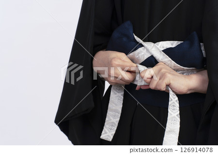 穿上男士冠冕袴的步驟：如何使用軀幹穿上男士袴 126914078