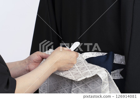 Steps for putting on a men's crested hakama: How to put on a men's hakama using a torso 126914081