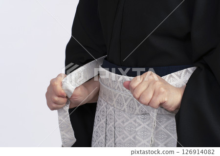 Steps for putting on a men's crested hakama: How to put on a men's hakama using a torso 126914082