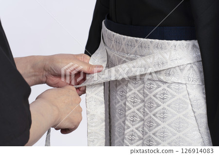 穿上男士冠冕袴的步驟：如何使用軀幹穿上男士袴 126914083
