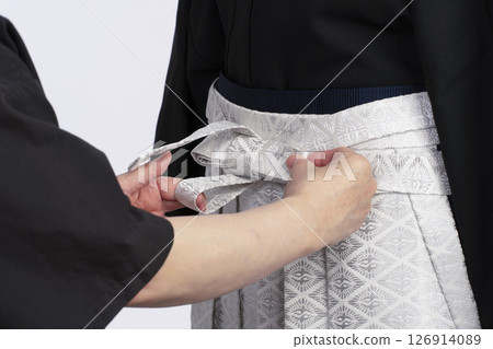 穿上男士冠冕袴的步驟:如何使用軀幹穿上男士袴 穿上男士冠冕袴的步驟:如何使用軀幹穿上男士袴 126914089