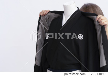 穿上男士冠冕袴的步驟：如何使用軀幹穿上男士袴 126914090