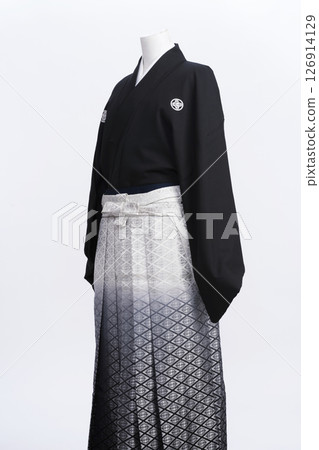 Steps for putting on a men's crested hakama: Dressing a man's hakama using a torso 126914129