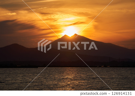 Diamond Mt. Tsukuba where the sun overlaps the summit seen from Lake Kasumigaura 126914131