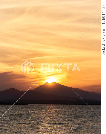 Diamond Mt. Tsukuba where the sun overlaps the summit seen from Lake Kasumigaura Diamond Mt. Tsukuba where the sun overlaps the summit seen from Lake Kasumigaura 126914132