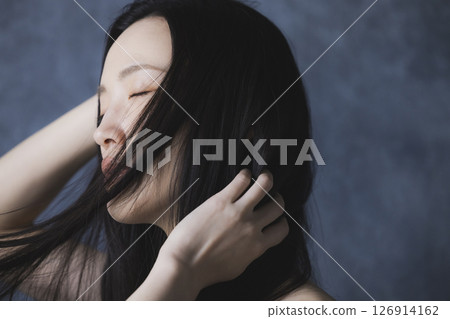 A woman wearing a black off-the-shoulder A woman wearing a black off-the-shoulder 126914162