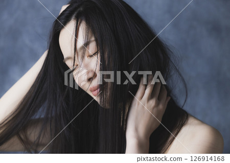 一位身穿黑色露肩裝的女士 126914168