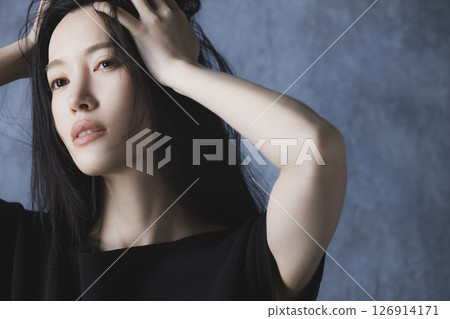 一位身穿黑色露肩裝的女士 126914171