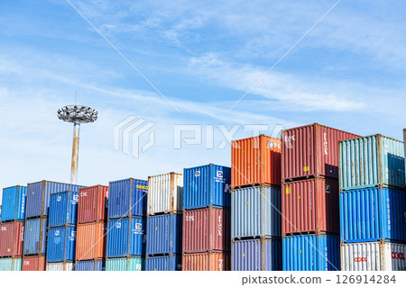 貨櫃堆場堆放著各種顏色的貨櫃 貨櫃堆場堆放著各種顏色的貨櫃 126914284